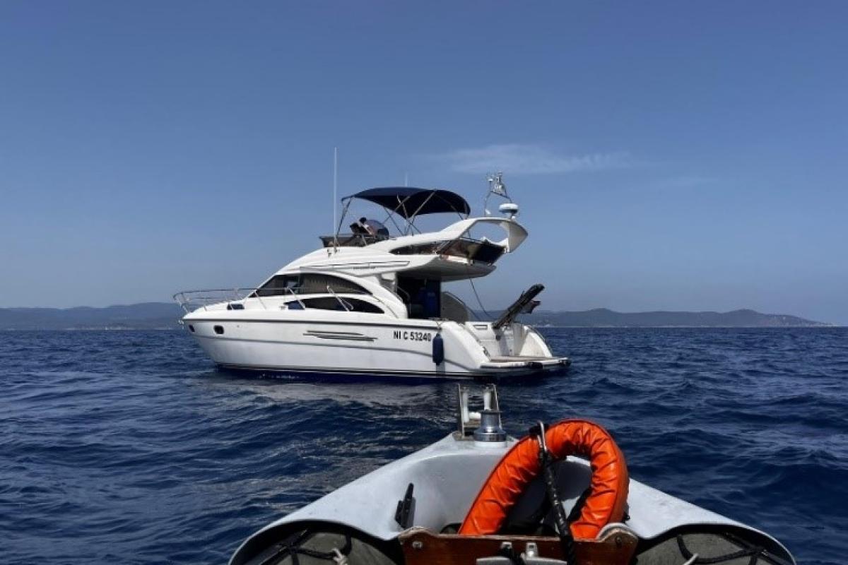 Méditerranée - Le Capricorne porte assistance à une vedette en pleine chasse aux mines