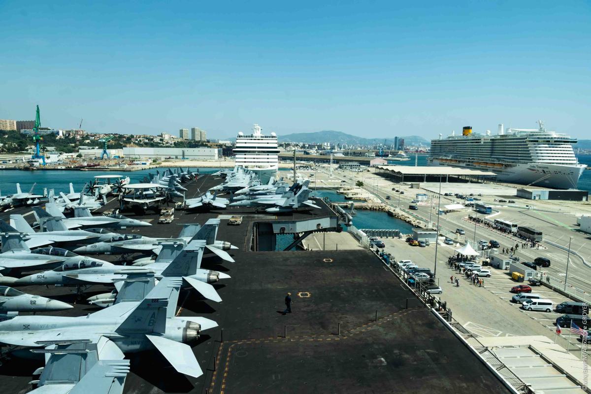 Le porte-avions américain USS Harry S. Truman et son escorte en escale sur le littoral méditerranéen