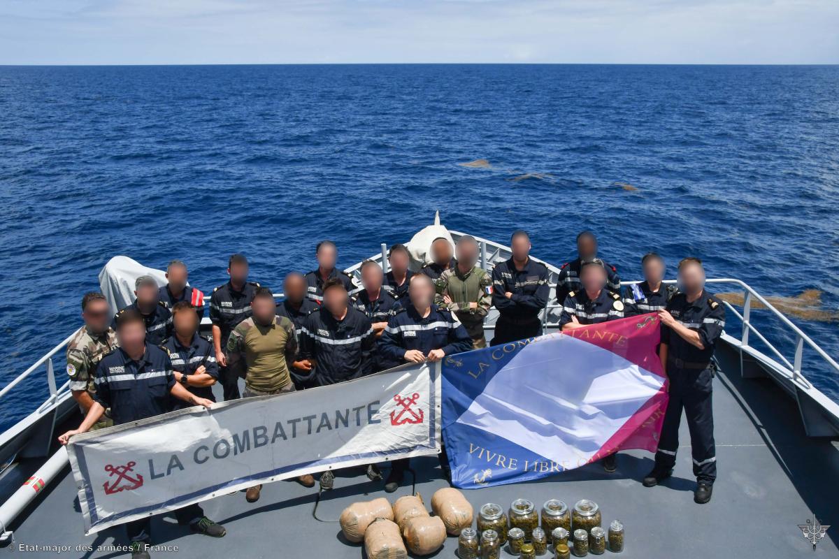 Le patrouilleur Antilles-Guyane La Combattante saisit 20 kg de cannabis  