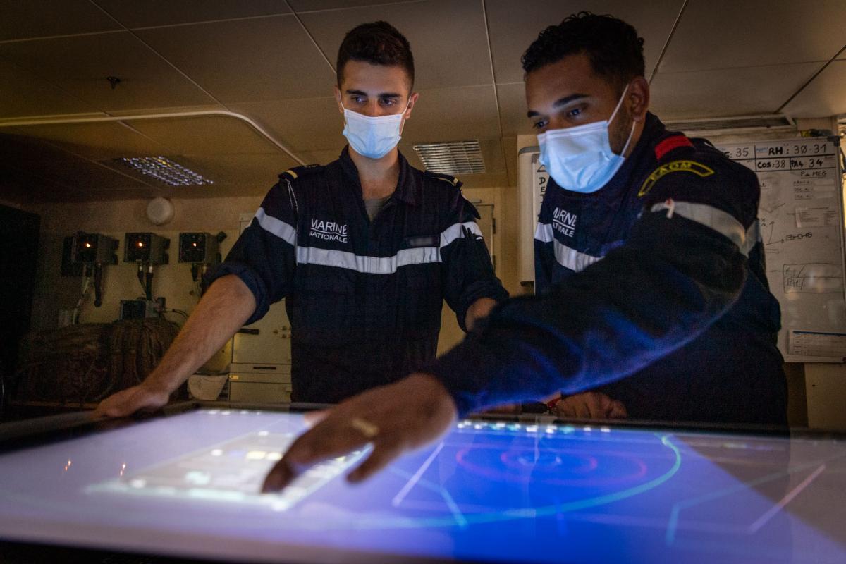 Portrait : QM Julien, opérateur table traçante à bord du Mistral en mission Jeanne d’Arc