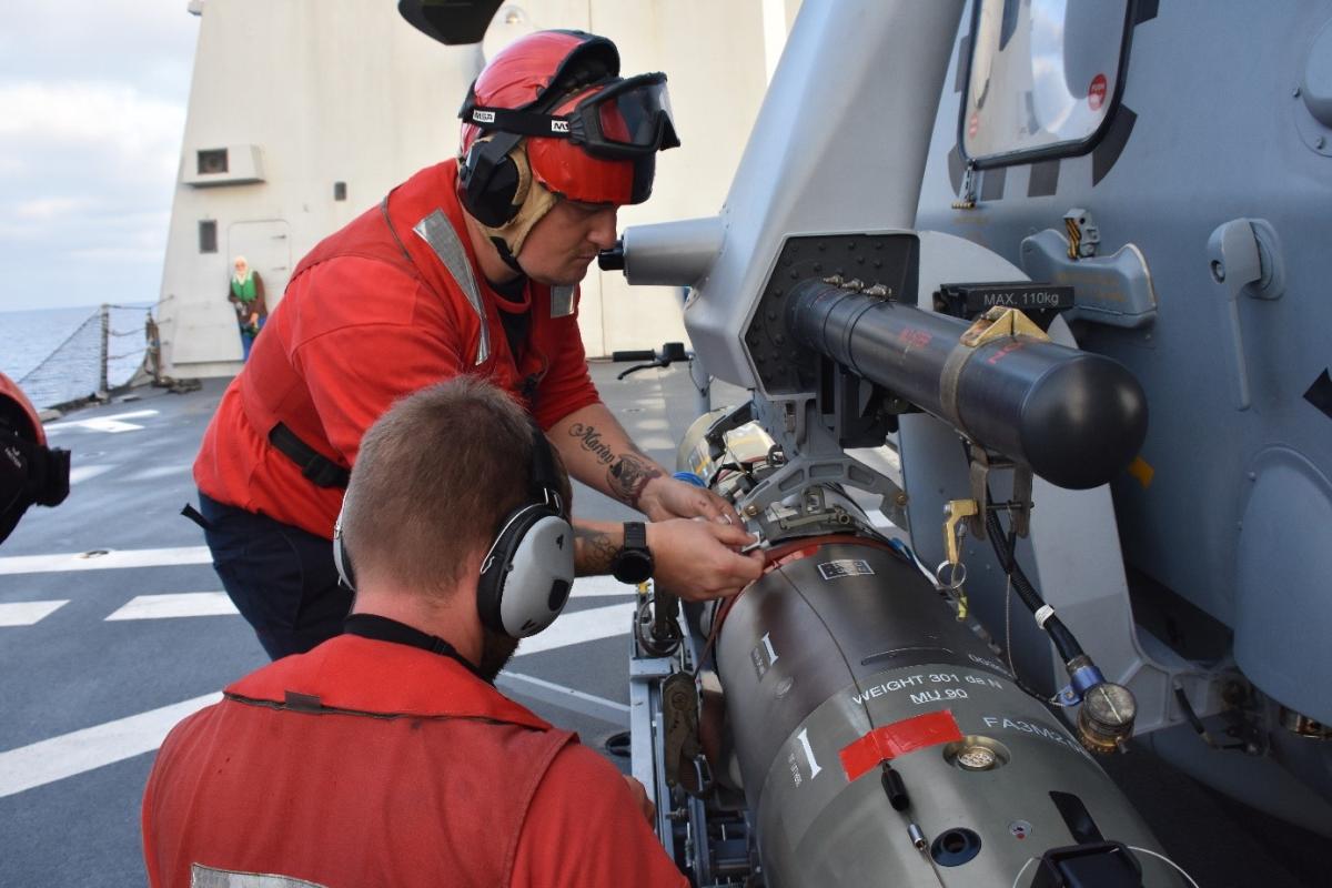 Mise en œuvre d’un Caïman Marine armé d’une torpille de combat MU90 depuis l’Auvergne