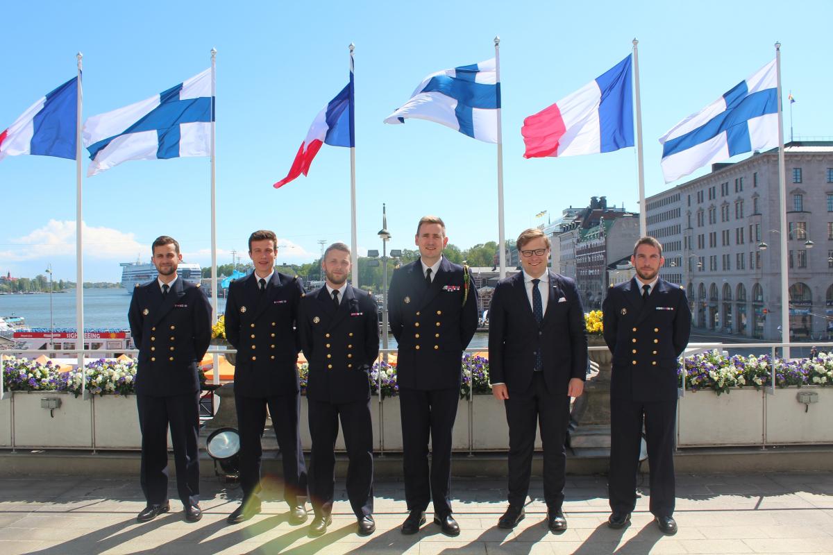 MER BALTIQUE – Les cinq bâtiments-école poursuivent leur corvette Gants Blancs