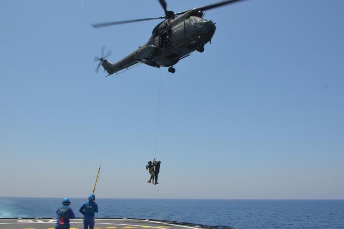 Méditerranée orientale – La FREMM Auvergne s’entraîne au sauvetage en mer avec les forces armées libanaises