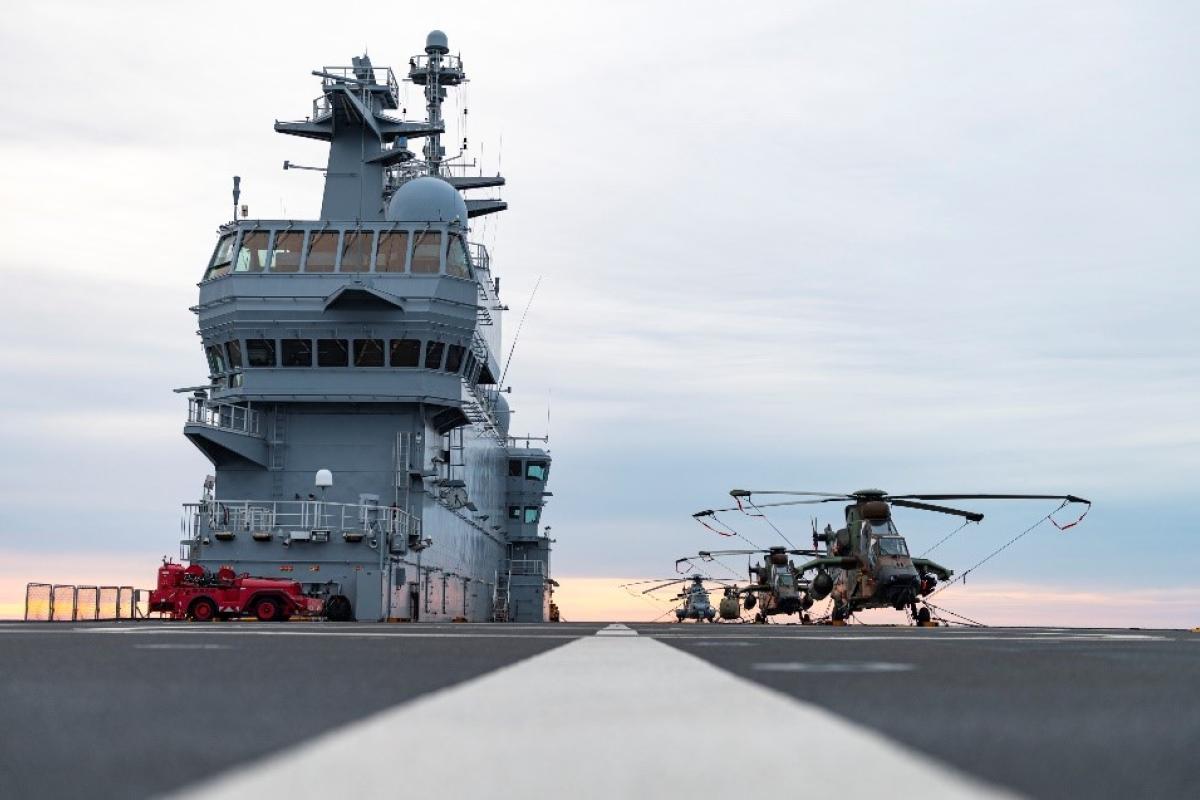 EXERCICE MANTA : le porte-hélicoptères amphibie Dixmude embarque les forces spéciales