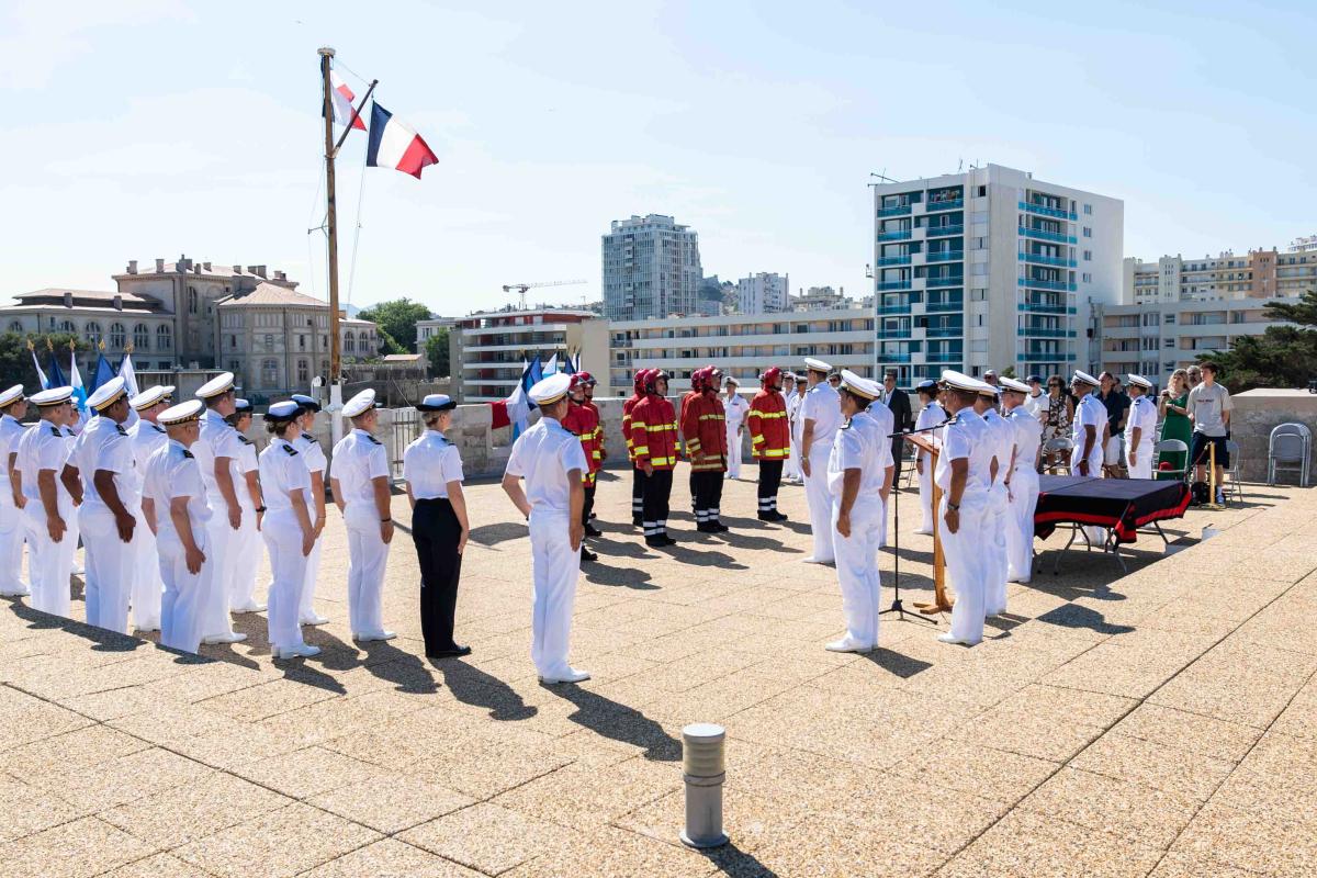  Remise de casques aux officiers SECUR et cadres de maîtrise