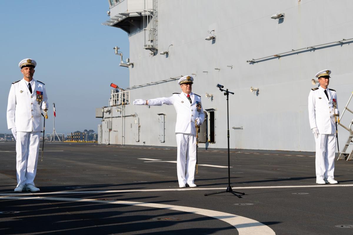 Un nouveau commandant pour  le porte-hélicoptères amphibie Mistral