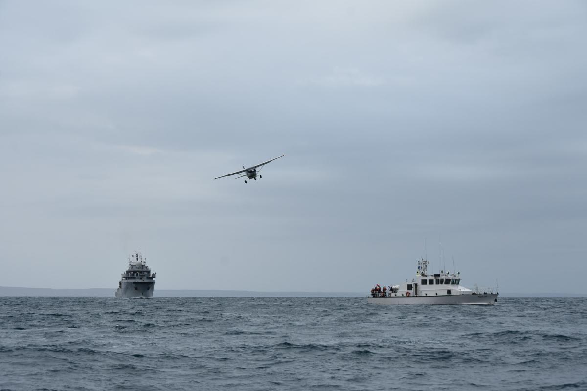Navigation en formation entre le Champlain et le patrouilleur côtier malgache Tselatra 