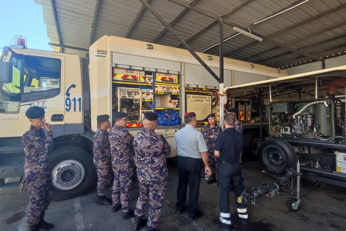 Echange avec l’unité spécialisée en lutte NRBC d’Aqaba, intervenue sur l’accident du 27 juin. © BMPM