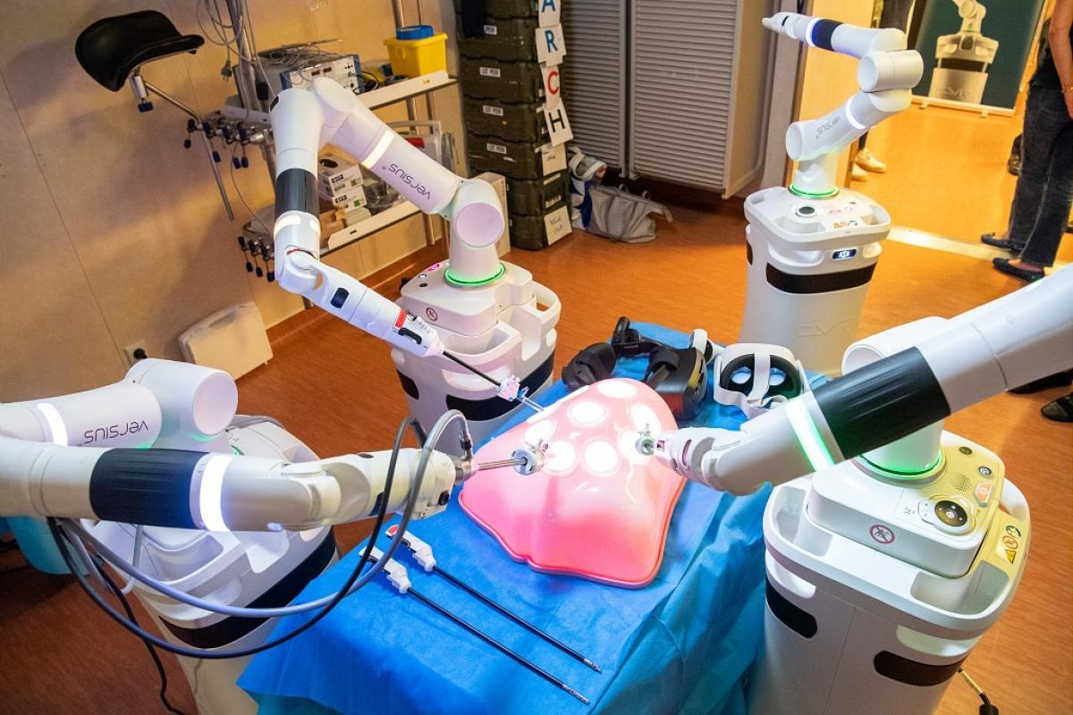  Le Mistral embarque un robot chirurgical