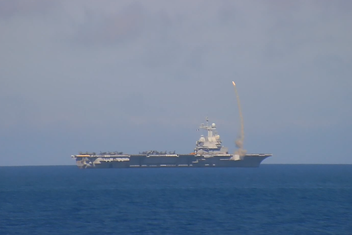  Le groupe aéronaval s’entraîne contre les menaces missiles