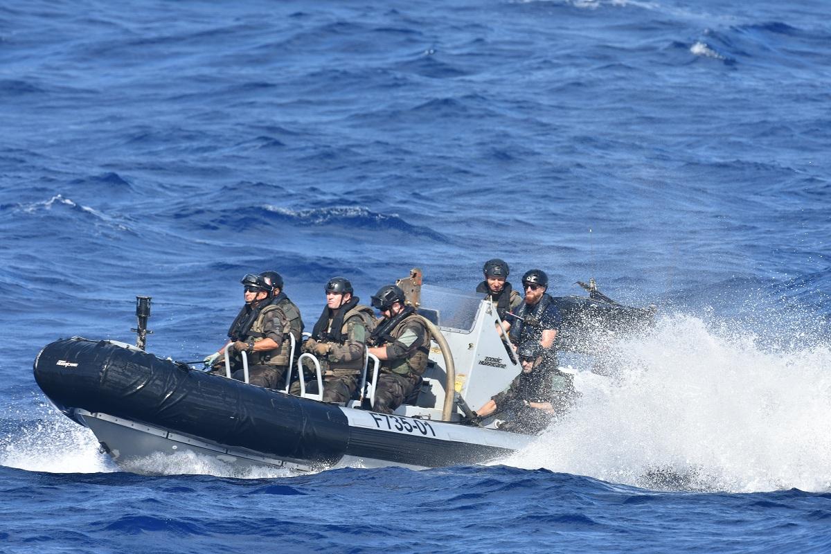  De retour de mission Corymbe, le Germinal porte assistance à un navire de pêche