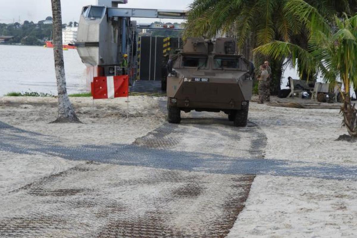 Du 28 octobre au 2 novembre, les forces armées ivoiriennes ont conduit des exercices amphibies avec les Forces françaises en Côte d’Ivoire (FFCI) et le Porte-hélicoptères amphibie (PHA) Tonnerre, présent au large des côtes dans le cadre de l’opération CORYMBE. Le contingent participant à la manœuvre comptait des fusiliers marins et des soldats ivoiriens, ainsi qu’un détachement du 43e bataillon d’infanterie de marine des FFCI.   Après avoir effectué une phase d’embarquement et de débarquement des véhicules 