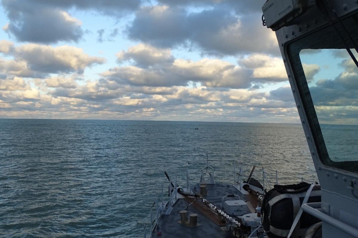  Le Céphée neutralise un obus de la Seconde Guerre mondiale devant le Port de Cherbourg