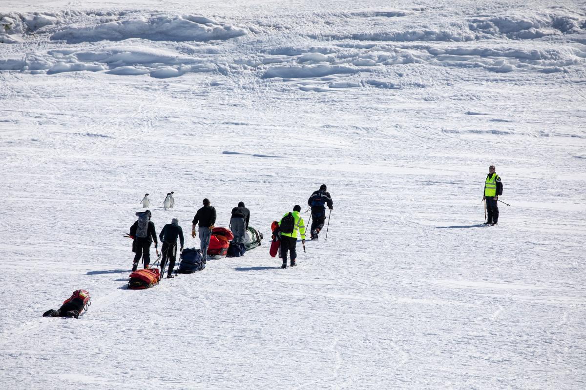  FAZSOI – Le patrouilleur polaire L’Astrolabe conduit un exercice de survie en Antarctique