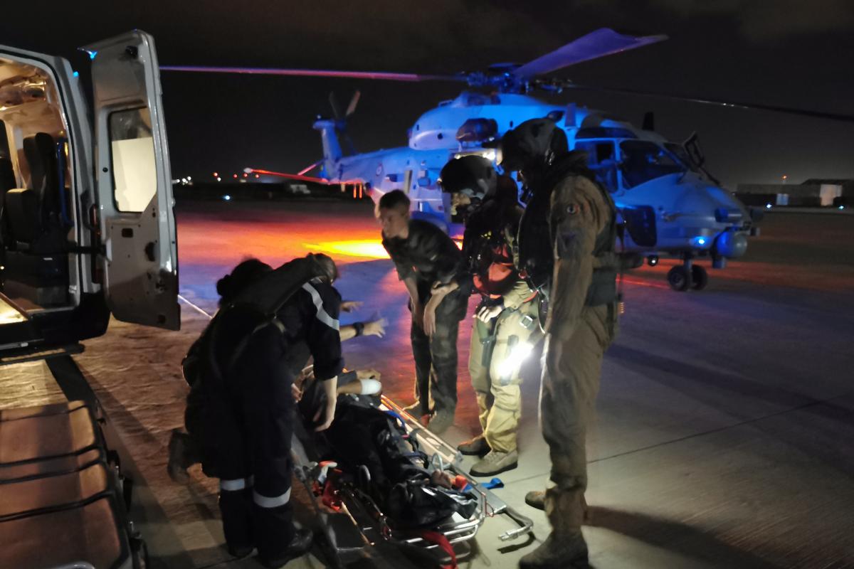  ANTARES – Le groupe aéronaval porte assistance à un marin au large de Djibouti