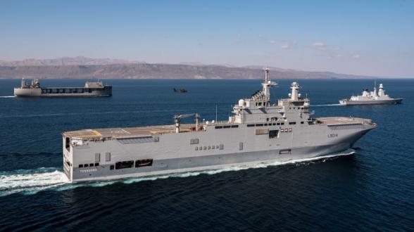© S. CHARMOILLAUXL/MN - La FDA Chevalier Paul assure la protection du BPC Tonnerre et de l’USS Puller. Preuve de la confiance mutuelle, l’USS Monterey a ensuite escorté le Tonnerre pendant que le Chevalier Paul assurait la défense aérienne du porteavions USS Theodore Roosevelt.