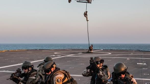 © S. CHARMOILLAUXL/MN - Entraînement à l’aérocordage pour le détachement du groupement des fusiliers marins (GFM) déployé à bord du Tonnerre pour contribuer à sa protection.