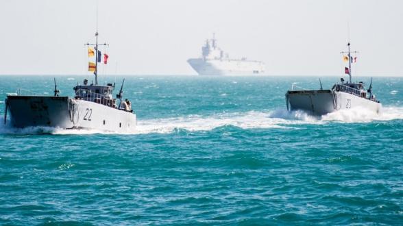 © F. EUSTACHE/MN - Le 2 février 2018, dans le nord du golfe Arabo- Persique, les engins de débarquement amphibie rapide (EDAR) et les chalands de transport de matériel (CTM) du détachement de la flottille amphibie procèdent au rembarquement des troupes franco-américaines déployées à terre.