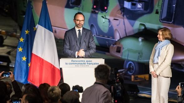 © F. EUSTACHE/MN - À Dubaï, le 10 février, à bord du Tonnerre, le Premier ministre, Édouard Philippe, a rendu hommage aux militaires déployés en déclarant : « il y a sur toutes les mers du globe des Françaises et des Français (…) qui sont déterminés à servir leur pays, ils font l’honneur de la France. »