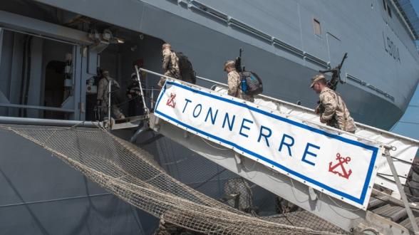 © S. CHARMOILLAUXL/MN - Djibouti, le 10 décembre 2017 : embarquement du détachement d’US Marines à bord du BPC Tonnerre. Ils resteront 40 jours à bord.