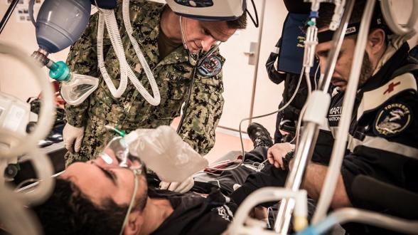© S. CHARMOILLAUXL/MN - Pour la première fois, l’hôpital d’un BPC français est armé par une équipe médicale franco-américaine. Embarquée le 12 décembre, cette équipe a réalisé sa première intervention chirurgicale sur un marin américain de l’USS Puller le 15 décembre 2017.