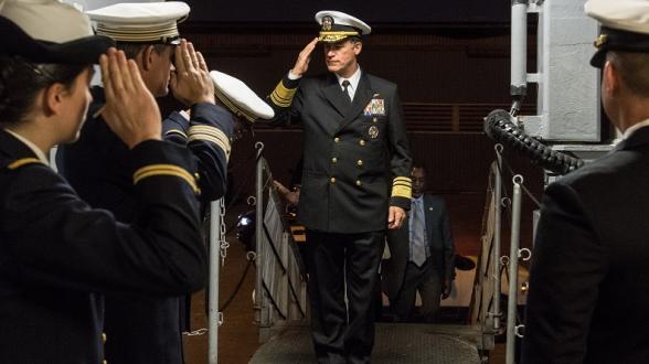 © F. EUSTACHE/MN - Le 19 janvier, à Bahreïn, le vice-amiral américain John Aquilino, commandant maritime de la zone Moyen-Orient (COMUSNAVCENT), est venu à bord du BPC Tonnerre rencontrer le groupe amphibie franco-américain alors sous son contrôle opérationnel.