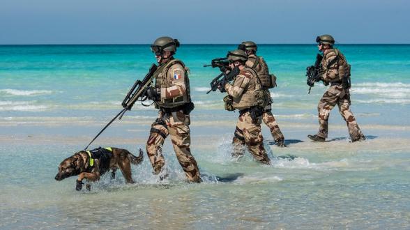 .© S. CHARMOILLAUXL/MN - Au même moment, les marins du groupe des fusiliers marins sont projetés à terre par voie nautique pour sécuriser la plage où aura lieu le débarquement.
