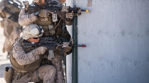 © F. EUSTACHE/MN - Pendant l’exercice Alligator Lightning qui s’est tenu du 28 janvier au 2 février 2018, les troupes du 5e régiment de cuirassiers (5e RC) de l’armée de Terre et de l’US Marine Corps s’entraînent au combat en zone urbaine.