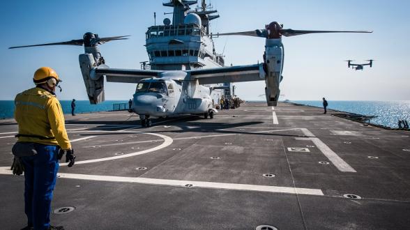 © S. CHARMOILLAUXL/MN - Le 30 janvier 2018, deux Osprey-MV 22 appontent sur le Tonnerre afin de récupérer les troupes américaines pour conduire un raid antiterroriste d’entraînement. C’est le premier posé de ces aéronefs sur un BPC dans un cadre tactique.