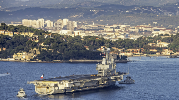 © L. BOUILLON/MN - 14 décembre 2016. Le Charles de Gaulle regagne Toulon après un déploiement de près de 4 mois dans le cadre de la mission Arromanches 3 de lutte contre Daech.