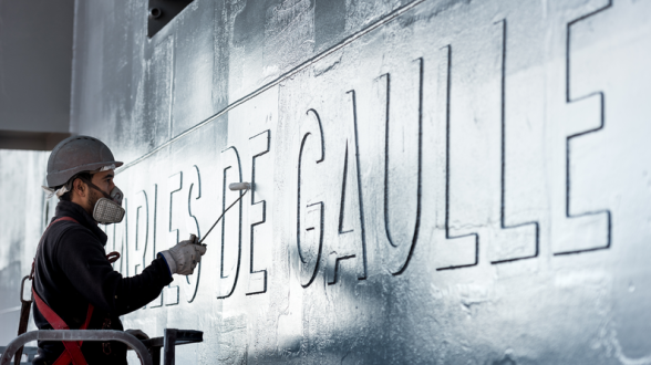 © F. EUSTACHE/MN - La coque est repeinte, les lettres Charles de Gaulle retrouvent leur couleur d’origine, le blanc.
