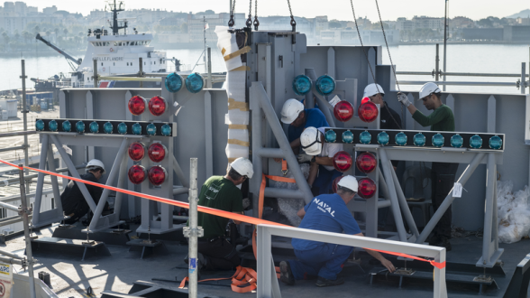 © S. CHENAL/MN - 26 septembre 2017. Les industriels installent sur le pont d’envol le nouveau système optique d’aide à l’appontage à lentille de Fresnel IFLOLS (Improved Fresnel Lens Optical Landing System). Ce nouveau dispositif, mieux adapté aux appareils modernes comme le Rafale, permet de guider les pilotes lors des appontages.