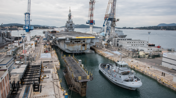 © A. PUGNET/MN - La refonte à mi-vie du porte-avions a débuté en janvier 2017 par une phase préparatoire. À l’aube du 8 février 2017, le Charles de Gaulle pénètre dans le grand bassin Vauban où vont s’effectuer la plupart des travaux.