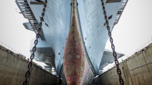 © A. PUGNET/MN - 28 février 2017. Le Charles de Gaulle repose maintenant au sec, sur sa ligne de tins au fond du bassin Vauban. Les ancres et leurs lignes de mouillage sont déposées pour réfection. Les travaux sur la coque externe commencent.