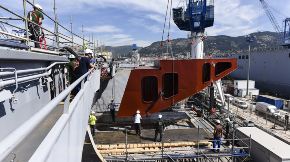 © A. GROYER/MN - 23 mai 2017. Une plate-forme est ajoutée au pont d’envol. Elle accueillera des nouveaux systèmes optique d’aide à l’appontage.