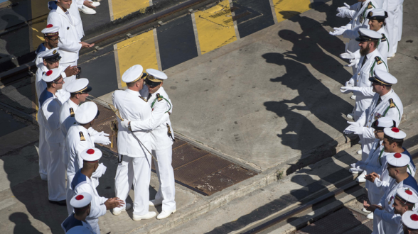 © C. MOTET/MN - Les travaux n’empêchent pas le cours normal de la vie de l’équipage. Le 28 juillet 2017, le porte-avions change de « Pacha ». Les commandants quittant et prenant se donnent l’accolade au milieu d’une haie d’honneur formée par les membres de l’équipage. Le CV de Saint Germain prend le commandement du bâtiment.