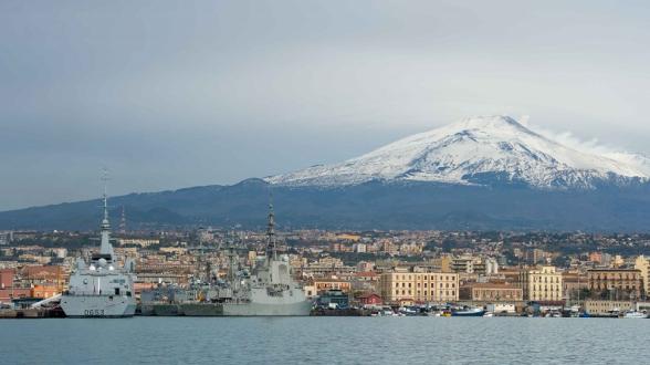 © C. VALVERDE/MN - En escale pour la conférence pré-exercice. La frégate multi-missions (FREMM) Aquitaine et les navires alliés sont rassemblés dans le port de Catane (Italie) avant de participer à l’exercice au large de la Sicile.