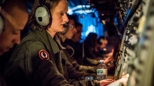 © C. VALVERDE/MN - Dans la tranche tactique de l’ATL2, les détecteurs acousticiens écoutent et décryptent les signaux provenant des bouées acoustiques larguées sur la zone d’exercice afin de pister un sous-marin.