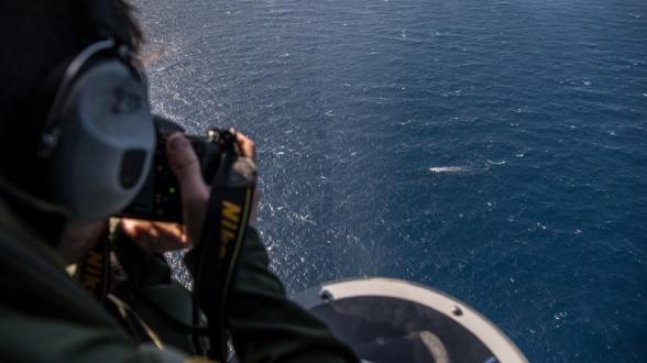 © C. VALVERDE/MN - Dans « la bulle » à l’avant de l’aéronef, un opérateur photographie un sous-marin « allié » à l’immersion périscopique alors qu’il se prépare à un exercice conjoint de lutte anti-sous-marine.