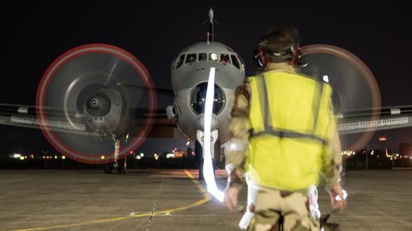 © C. VALVERDE/MN - Retour de mission by night. Un pistard de la flottille 21F guide un ATL2 de retour de mission sur le tarmac de la base aérienne de Sigonella. Durant Dynamic Manta, les exercices s’enchaînent jour et nuit pour reproduire au maximum la réalité opérationnelle.