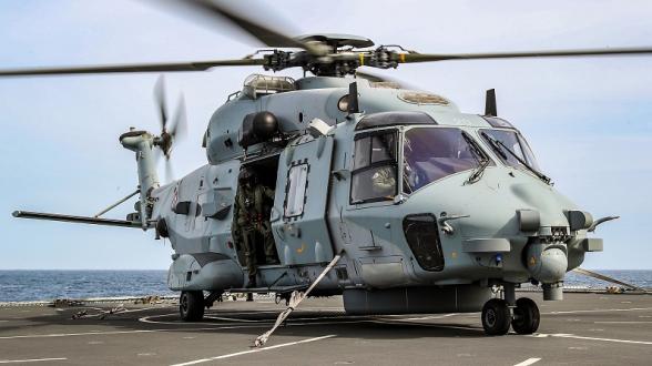 © RN LPHOT PAUL HALL – SNMG2 - Le Caïman Marine de la FREMM Languedoc est saisiné sur le pont d’envol du HMS Duncan lors d’un transfert de marins entre les deux navires. Au cours de l’exercice, le HMS Duncan embarque le commandement du SNMG2 (Standing NATO Maritime Group 2) et assure le commandement d’un Task Group.