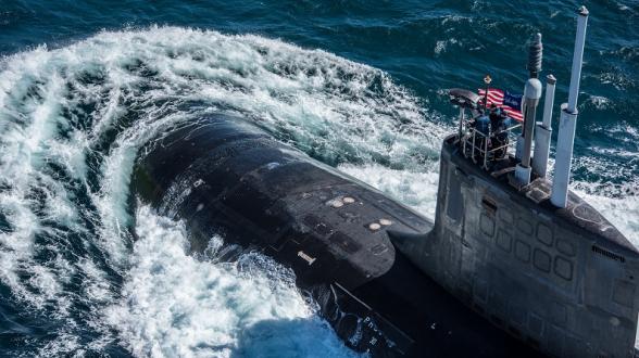© C. VALVERDE/MN - Le sous-marin nucléaire d’attaque (SNA) américain USS John Warner (SSN-785) navigue en surface avant de participer à une série d’exercices tactiques de chasse aux sous-marins en coopération avec un Atlantique 2 (ATL2) de la flottille 21F déployé depuis la base de Sigonella (Italie). Durant l’exercice, les sous-marins « jouent » tour à tour le rôle du « chasseur » et du « traqué ».