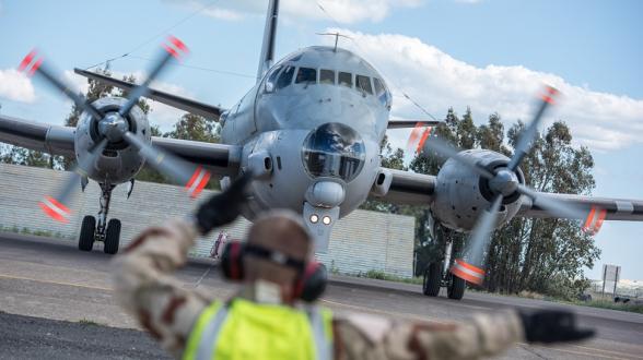 © C. VALVERDE/MN - Un pistard guide les pilotes d’un ATL2 au départ pour un vol d’entraînement de cinq heures au large de la Sicile. Au cours de cette mission, l’Atlantique 2 devra travailler en collaboration avec la frégate belge Louise-Marie et le SNA américain John Warner.