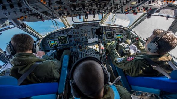 © C. VALVERDE/MN - Manoeuvres aériennes. Aux commandes de l’ATL2, les deux pilotes et le mécanicien de bord exécutent des manoeuvres tactiques qui permettent de détecter et de traquer les sous-marins, en coordination avec les unités « alliées » en surface et sous la mer.
