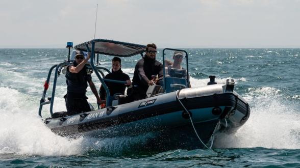 © N. FERNANDEZ/MN - Le semi-rigide du GPD Manche rallie la zone de l’épave du HMS Lawford en vue d’effectuer des travaux sous-marins de récupération et de regroupement de munitions historiques.