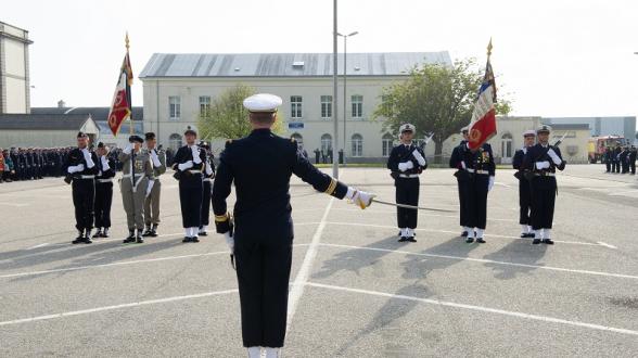 Cérémonie militaire sur la base navale de Cherbourg présidée par le vice-amiral d'escadre Pascal Ausseur, commandant la zone, l'arrondissement et préfet maritime de la Manche et de la mer du Nord à l'occasion de la journée du marin 2018.