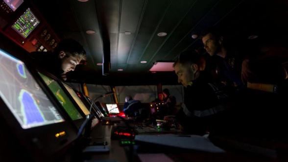 © N. ROETING - Mardi 26 juin, 19 h 30. Le cargo vient à peine d’atteindre une position suffisamment éloignée de la côte que le câble cède, éprouvé par les 4 h 30 d’efforts inhabituels et une heure de remorquage où le cargo, safran arraché, oscillait de plus de 45° sur bâbord et tribord. Les équipes retiennent leur souffle, mais le cargo dérive hors des dangers. Le Bougainville le surveille, paré à intervenir en cas d’urgence.