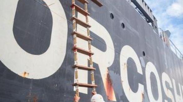 © N. ROETING - Vendredi 29 juin. L’Aito Nui, remorqueur du port autonome de Papeete conventionné par SMIT Salvage, prend en charge le cargo et entame son transit vers Tahiti sous la surveillance du B2M. L’EDO (embarcation de drome opérationnelle) du Bougainville, qui, l’avant-veille, avait déjà assuré la sécurité d’une plongée d’inspection de la coque du cargo, ravitaille le cargo en vivres et transfère un technicien de SMIT Salvage chargé de réparer des pompes à bord du cargo.