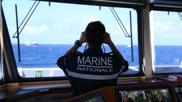 © MN - Dimanche 1er juillet, 10 h 00. Le chef du quart surveille l’évolution des navires. Sans safran, le cargo non manoeuvrant fait des embardées de part et d’autres du remorqueur. Le gréement cède plusieurs fois au fil du parcours, y compris lors du franchissement des passes de Papeete.