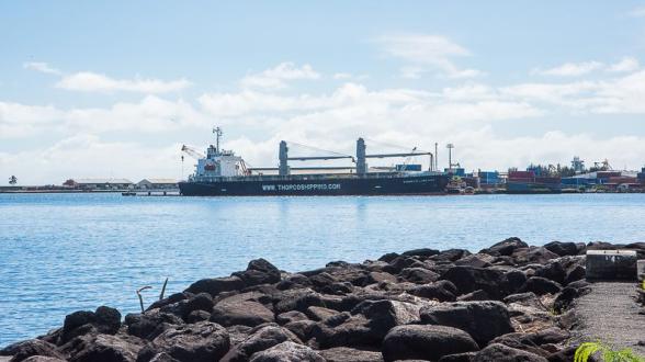 © MN - Mercredi 4 juillet, 11 h 00. Le Thorco Lineage est à quai en sécurité à Papeete. Le Ceppol (Centre d’expertises pratiques de lutte antipollution), mobilisé depuis le début de la crise, a rejoint Tahiti et fait bénéficier le port de son expertise en matière de barrages antipollution. Le risque pour l’environnement est définitivement écarté. Mission accomplie.